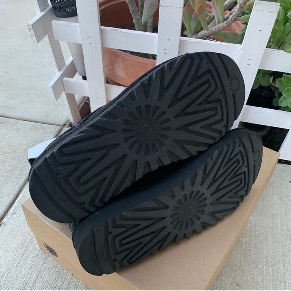 UGGS
ULTA MINI BLACK
Sizing: 36 - Picture 5 of 10